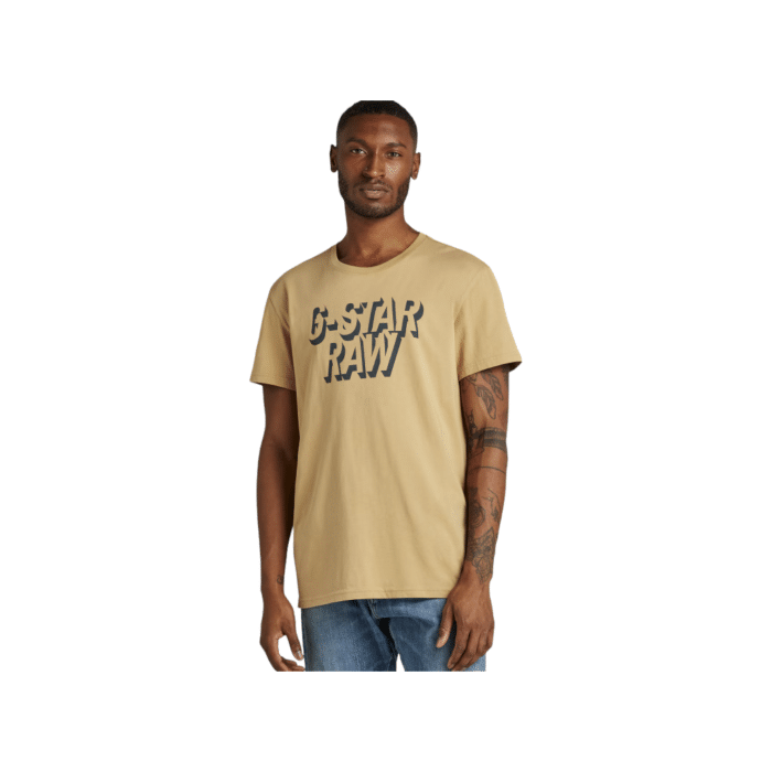 807 50A | The G Star Crew Shadow Graphic in Prairie Sand offers a unique blend of style and comfort. Its eye-catching graphic design and soft fabric make it an ideal choice for everyday wear, adding a touch of sophistication to any outfit.