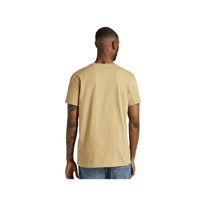 807 50B | The G Star Crew Shadow Graphic in Prairie Sand offers a unique blend of style and comfort. Its eye-catching graphic design and soft fabric make it an ideal choice for everyday wear, adding a touch of sophistication to any outfit.