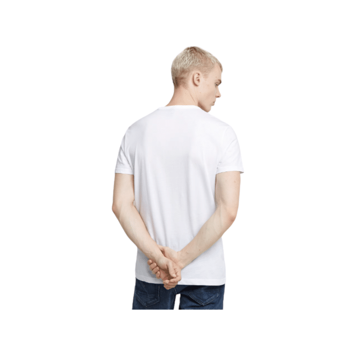 807 31B | The G Star Holorn R T S/S in White Colour combines a classic crew neck design with a rich navy hue for a versatile and timeless look. Made from high-quality materials, this short-sleeve T-shirt offers exceptional comfort and durability, ideal for both casual and smart-casual outfits.