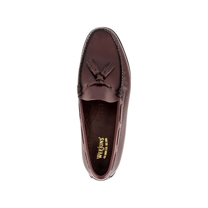 190 12A | The Bass Weejuns Larkin Moc Tassel Leather in Wine Colour showcases timeless elegance and superb craftsmanship, making it a standout addition to any wardrobe. Its high-quality leather construction and rich hue provide both durability and sophistication, ensuring you stay stylish and comfortable on any occasion.