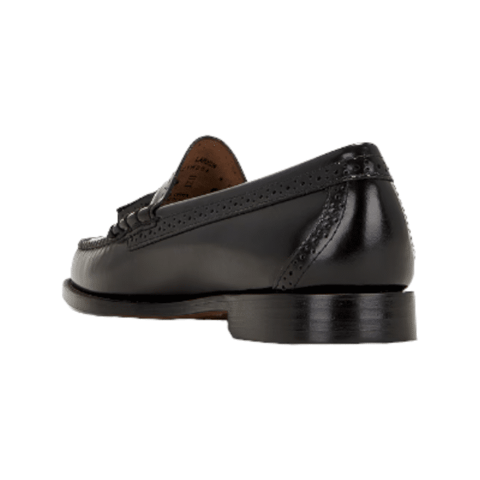 190 13B | The Bass Weejuns Larkin Brogue Leather in Black Colour showcases timeless elegance and superb craftsmanship, making it a standout addition to any wardrobe. Its high-quality leather construction and rich hue provide both durability and sophistication, ensuring you stay stylish and comfortable on any occasion.