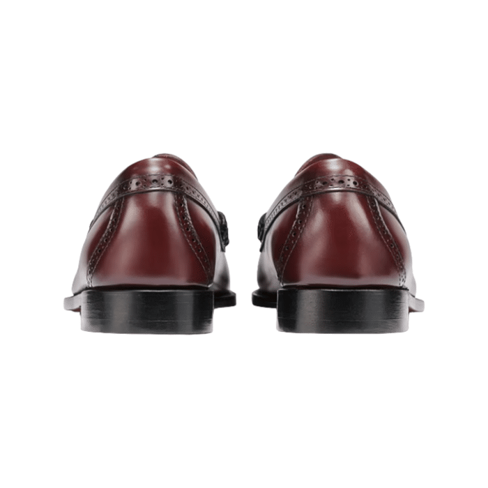 190 14B | The Bass Weejuns Larkin Brogue Leather in Wine Colour showcases timeless elegance and superb craftsmanship, making it a standout addition to any wardrobe. Its high-quality leather construction and rich hue provide both durability and sophistication, ensuring you stay stylish and comfortable on any occasion.