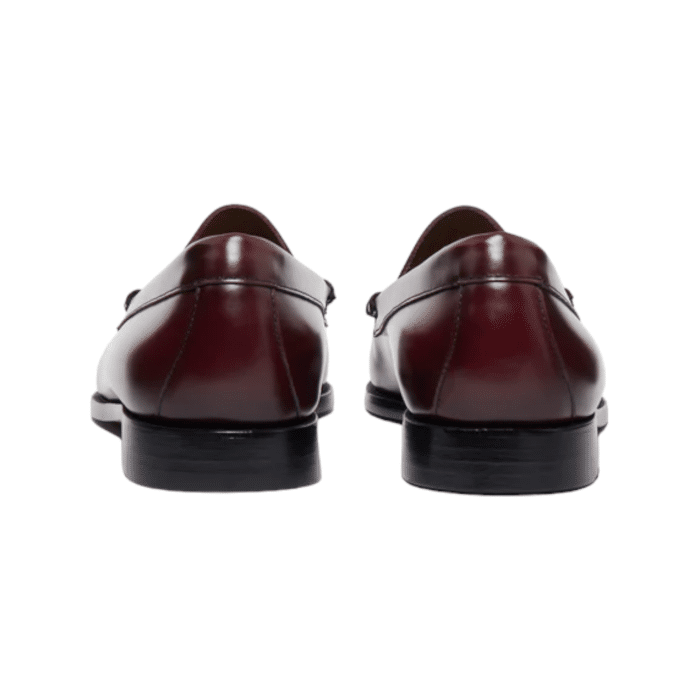 190 21B | The Bass Weejuns Venetian Leather loafers in wine offer a sophisticated blend of classic craftsmanship and modern elegance, featuring premium hand-stitched leather in a rich, versatile color. Designed for both style and comfort, these loafers provide a luxurious fit with a cushioned footbed and durable rubber outsole, making them ideal for any occasion.