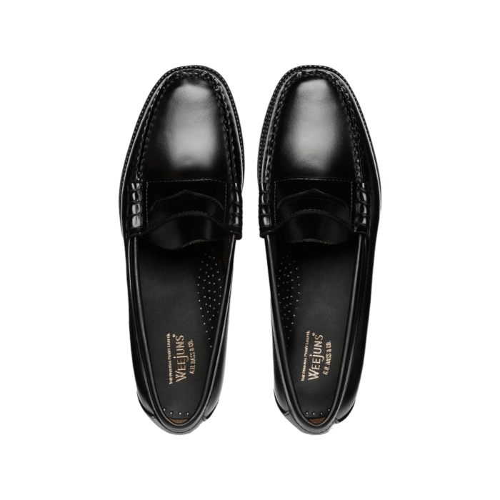 190 4A | The Bass Weejuns Larson Moc Penny Leather in Black Colour showcases timeless elegance and superb craftsmanship, making it a standout addition to any wardrobe. Its high-quality leather construction and rich hue provide both durability and sophistication, ensuring you stay stylish and comfortable on any occasion.