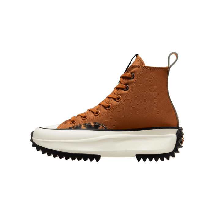 133 158A | The Converse Run Star Hike Hi in Tawny Owl brown and Black reimagines a timeless classic with bold, contemporary updates. With a striking brown upper, contrasting black details, and vibrant white accents, this high-top sneaker delivers a perfect blend of vintage charm and modern comfort.