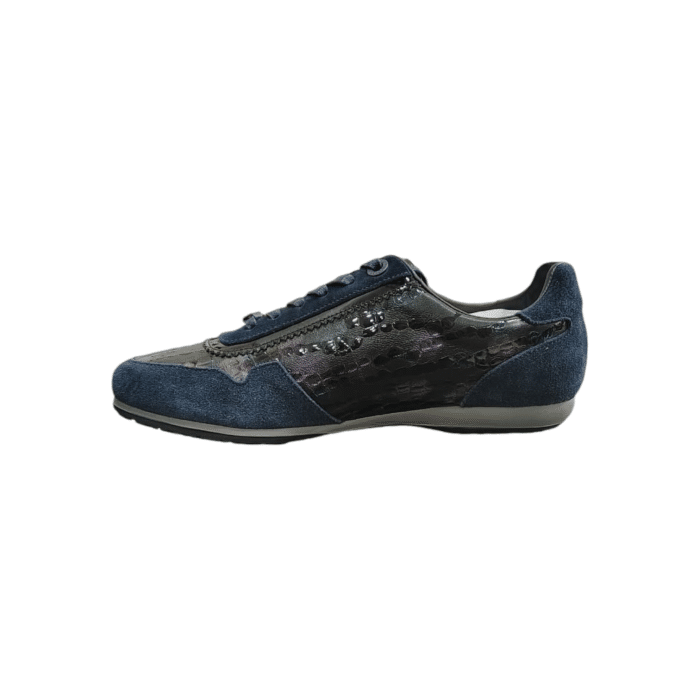 409 9A | Elevate your casual look with the Enrico Coveri Sneaker in Blue/Black, featuring a sleek design that effortlessly blends comfort and style. Crafted with premium materials, this sneaker provides durability and a modern aesthetic, making it perfect for everyday wear.