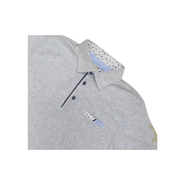 512 7A | The Arbiter Golf T-Shirt Articolo in Grigio Grey combines premium comfort with sleek style, making it ideal for both on and off the golf course. Crafted from high-quality materials, this shirt offers excellent breathability and a sophisticated look that elevates your game.