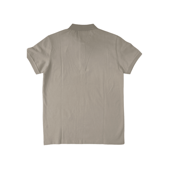 941 17A | The Vialli Golfer Dollar in Sand Khaki S/S combines classic design with a modern slim fit, making it a versatile addition to any wardrobe. Crafted from high-quality materials, this polo ensures both comfort and style for any occasion.