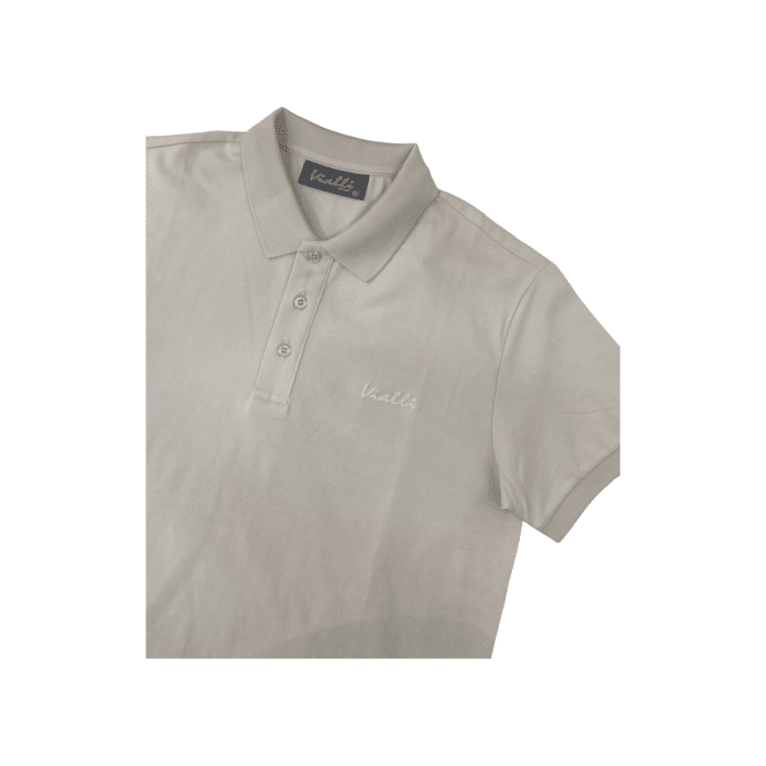 941 17B | The Vialli Golfer Dollar in Sand Khaki S/S combines classic design with a modern slim fit, making it a versatile addition to any wardrobe. Crafted from high-quality materials, this polo ensures both comfort and style for any occasion.