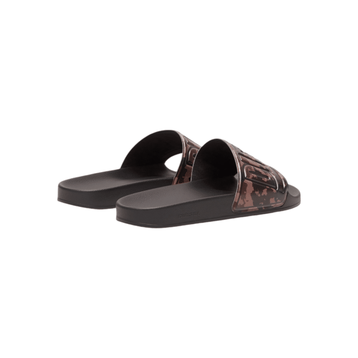 906 6A | The Diesel Mayemi Pool Slide combines sleek, modern style with a bold touch, featuring a classic black footbed and a camo-patterned strap for a striking contrast. Ideal for casual wear, these slides offer both comfort and durability, perfect for poolside lounging or everyday adventures.