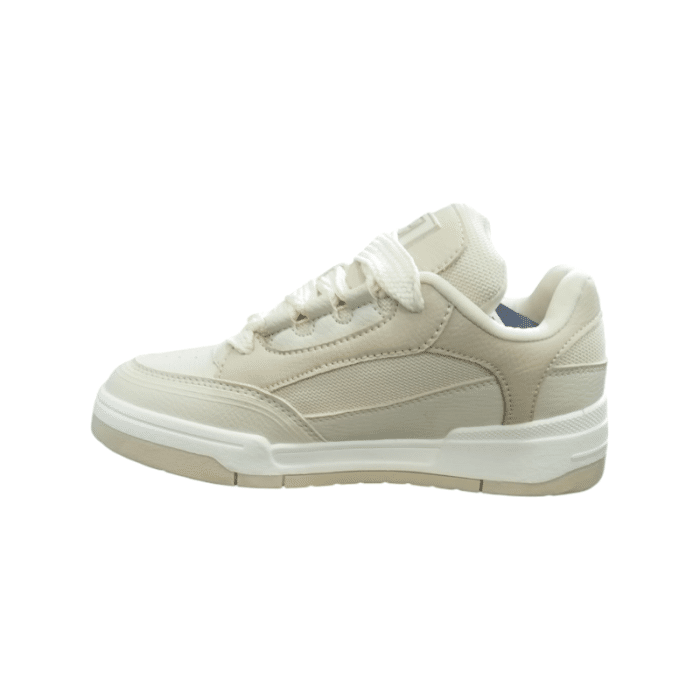 460 19A | The Fila Kascade in Ecru and White is a chic and versatile ladies' shoe that combines classic design with modern comfort. Its neutral tones effortlessly complement any casual or sporty outfit, while the cushioned sole ensures all-day support and ease with every step.