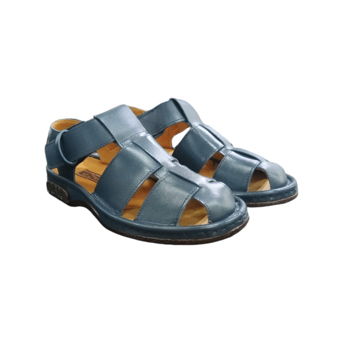 688 21B | The Omega Sandals Sjava Soft Saddle Navy offer a bold, earthy tone that brings a natural warmth to your footwear collection. Designed for both style and comfort, these sandals feature a robust yet lightweight construction, making them perfect for long summer walks or casual outings.