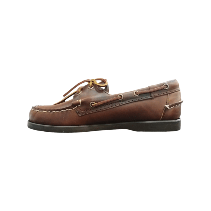 82 4A | The Sebago Docksides Portland in Brown/Gum offers a sleek blend of style and durability, perfect for both casual outings and rugged adventures. With its premium materials and refined color combination, this shoe ensures a comfortable fit while making a striking fashion statement.