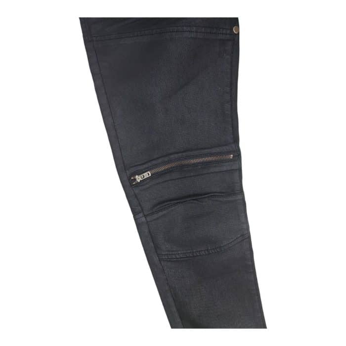 939 5 E | Vialli Jeans Blade Ultra Wax Black, where sophisticated design meets unparalleled comfort; crafted from premium, durable fabric with a unique waxed finish, these jeans offer a sleek look that effortlessly transitions from casual outings to polished events. Featuring a tailored fit that flatters all body types, the mid-rise waistband ensures a comfortable yet stylish silhouette, while the multiple pockets provide practical storage for your essentials without compromising on aesthetics. Committed to sustainability, Vialli incorporates eco-friendly production methods, making the Blade Ultra Wax Black not just a fashionable choice but a responsible investment in both style and the environment.