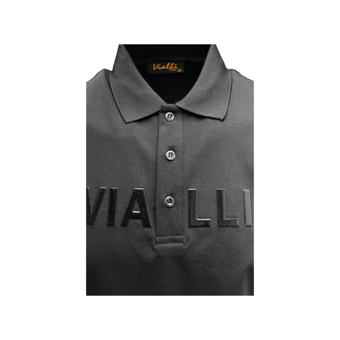 941 23A | The Vialli Golfer Issie in Black S/S combines classic design with a modern slim fit, making it a versatile addition to any wardrobe. Crafted from high-quality materials, this polo ensures both comfort and style for any occasion.