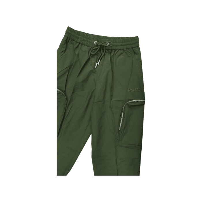 942 5B | The Vialli Ishmic Trackpants in Olive offer a perfect blend of comfort and contemporary style, designed for versatility in both casual and active settings. With a tapered fit, elasticated waistband, and practical side pockets, these trackpants ensure a sleek silhouette while delivering breathable comfort and functional ease, making them an essential addition to any wardrobe.