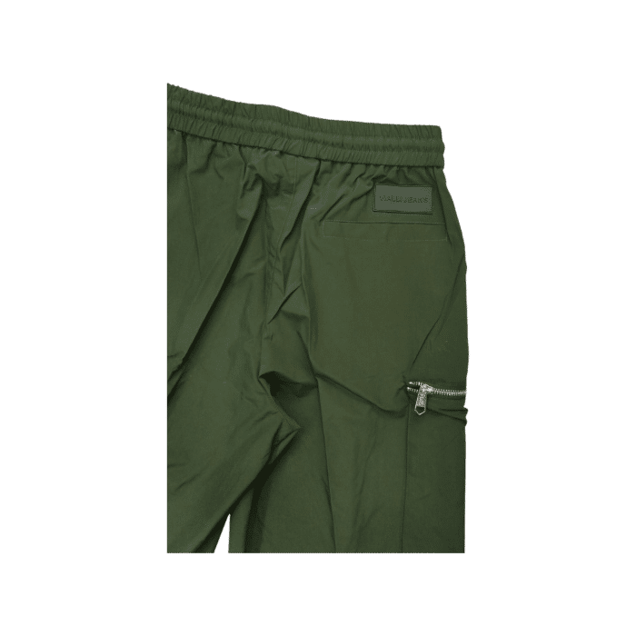 942 5C | The Vialli Ishmic Trackpants in Olive offer a perfect blend of comfort and contemporary style, designed for versatility in both casual and active settings. With a tapered fit, elasticated waistband, and practical side pockets, these trackpants ensure a sleek silhouette while delivering breathable comfort and functional ease, making them an essential addition to any wardrobe.