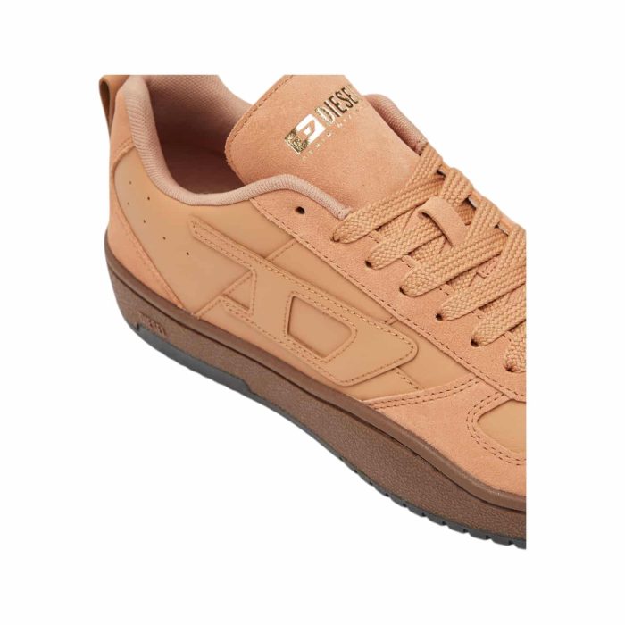 861 62 C | The Diesel S-Ukiyo V2 Low Biscuit sneakers offer a refined yet modern look, combining high-quality leather and textile materials for a unique, warm biscuit-toned finish that’s both stylish and versatile. Designed for all-day comfort, these low-profile sneakers feature a cushioned insole that molds to your foot, along with a shock-absorbing midsole and a rubber outsole for excellent grip and stability across various surfaces. With their sleek silhouette and subtle Diesel branding, these sneakers effortlessly complement a range of outfits, from casual jeans to semi-formal wear, making them a perfect choice for any occasion.