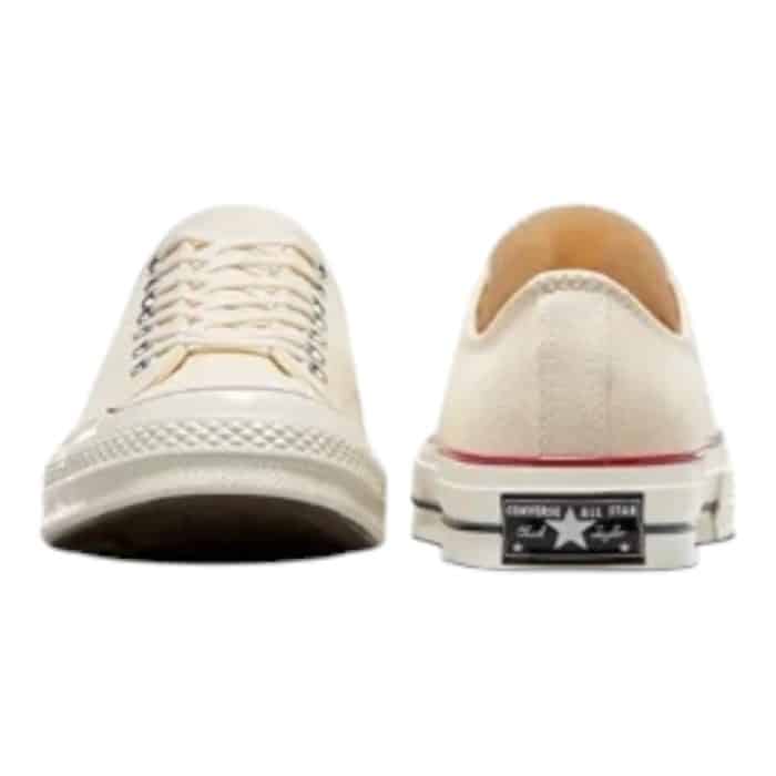 126 52 E | The Converse Chuck 70 Low in Parchment/Egret combines vintage-inspired design with modern craftsmanship, featuring a premium parchment canvas upper paired with a creamy egret midsole for a timeless, versatile look. Its durable construction includes reinforced stitching, a higher rubber foxing, and a cushioned OrthoLite insole, ensuring both style and all-day comfort. Subtle details like the textured rubber midsole and iconic All Star branding complete the design, making it a sophisticated choice for any wardrobe.