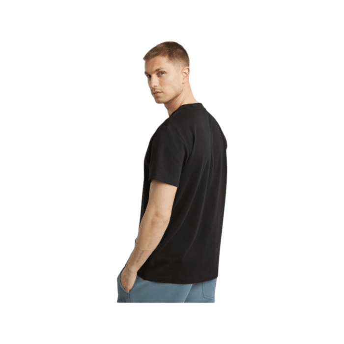 807 105B | The G-Star Tee Summit Graphic R T in Dark Black combines style and comfort. It features a ribbed neckline, bold chest graphic, and a straight hem. Made from 100% organic cotton, it’s soft, durable, and eco-friendly. Perfect for casual wear.