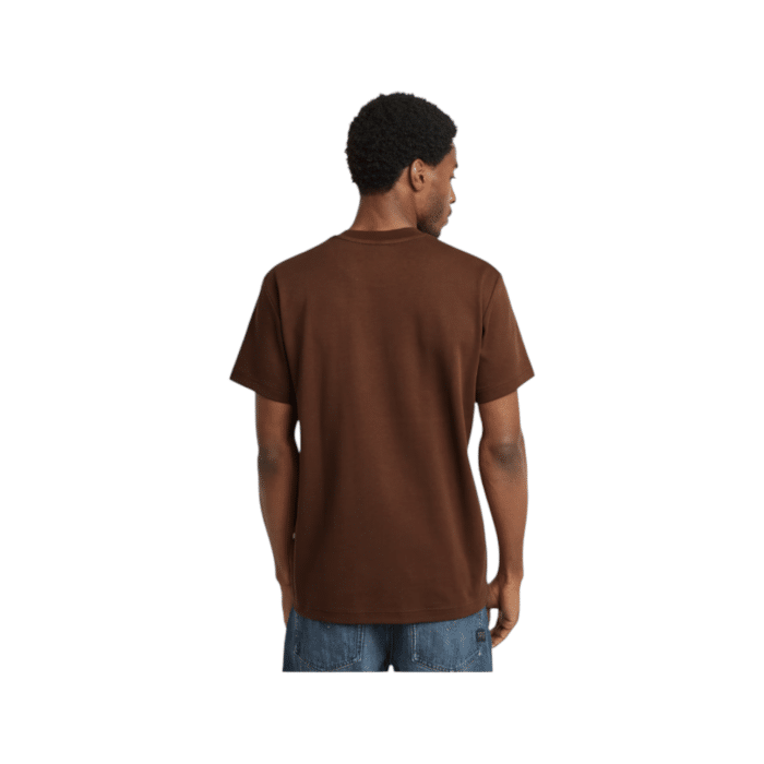 807 106B | The G-Star Tee Summit Graphic R T in Dark Plum combines style and comfort. It features a ribbed neckline, bold chest graphic, and a straight hem. Made from 100% organic cotton, it’s soft, durable, and eco-friendly. Perfect for casual wear.