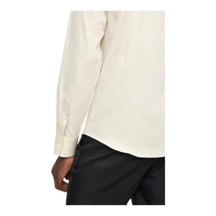 299 30 C 2 | The Polo Shirt L/S Signature Sateen Light Stone offers a perfect fusion of refined elegance and everyday comfort, featuring a luxurious sateen finish that exudes subtle sophistication. Designed with long sleeves, buttoned cuffs, and a classic polo collar, this versatile shirt effortlessly transitions from formal events to casual outings. Its lightweight, breathable fabric ensures all-day comfort, while the timeless light stone color complements a variety of styles and wardrobe combinations.