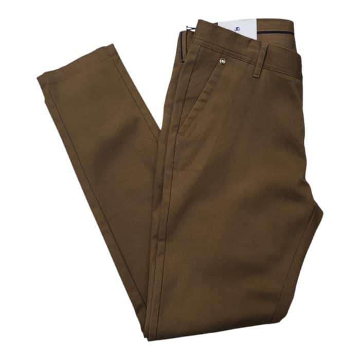 331 49 C | The JD Chino Kent Toffee pants seamlessly combine modern sophistication with everyday practicality, crafted from premium materials for exceptional comfort and durability. Featuring a rich toffee hue and a sleek, tapered fit, these chinos effortlessly enhance your style, making them ideal for both casual outings and semi-formal occasions. Thoughtfully designed with deep pockets, a secure waistband, and breathable fabric, they offer versatility and elegance for any wardrobe.