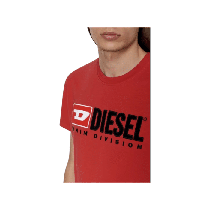 862 56 C | The Diesel T-Shirt T-Diegor Div Red combines bold style with premium comfort, featuring a vibrant red hue and a striking Diesel logo print across the chest for a modern, edgy look. Crafted from 100% high-quality cotton, this lightweight and breathable T-shirt offers a regular fit that ensures all-day comfort and a flattering silhouette for any casual occasion. Perfect for pairing with jeans or layering under a jacket, it’s a versatile wardrobe essential that effortlessly blends contemporary fashion with everyday practicality.